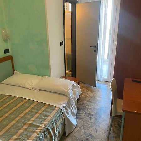 Hotel Vernel Rimini Exterior photo