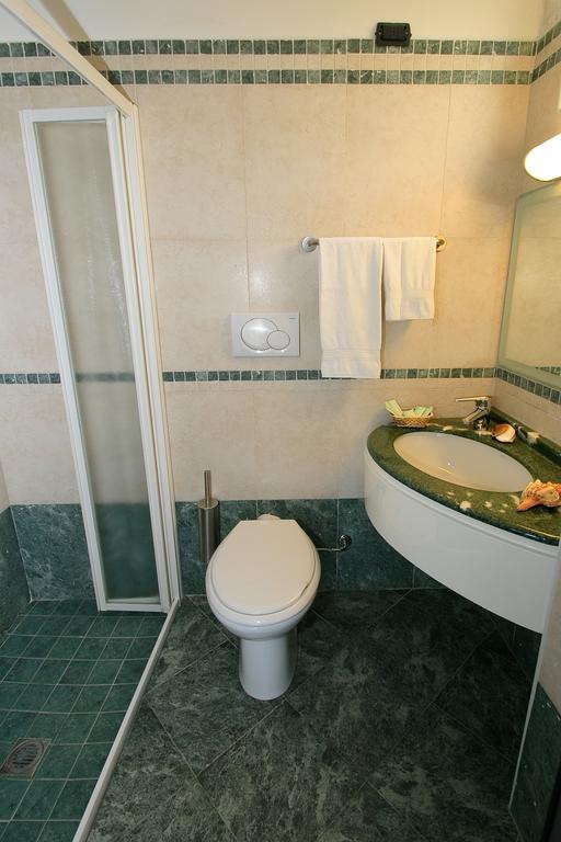 Hotel Vernel Rimini Exterior photo
